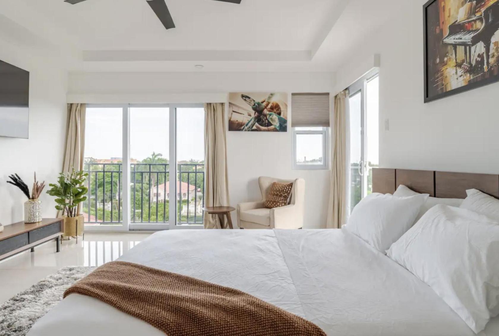 Luxe City Oasis 2Br With Rooftop Pool And Gym Kingston Bagian luar foto