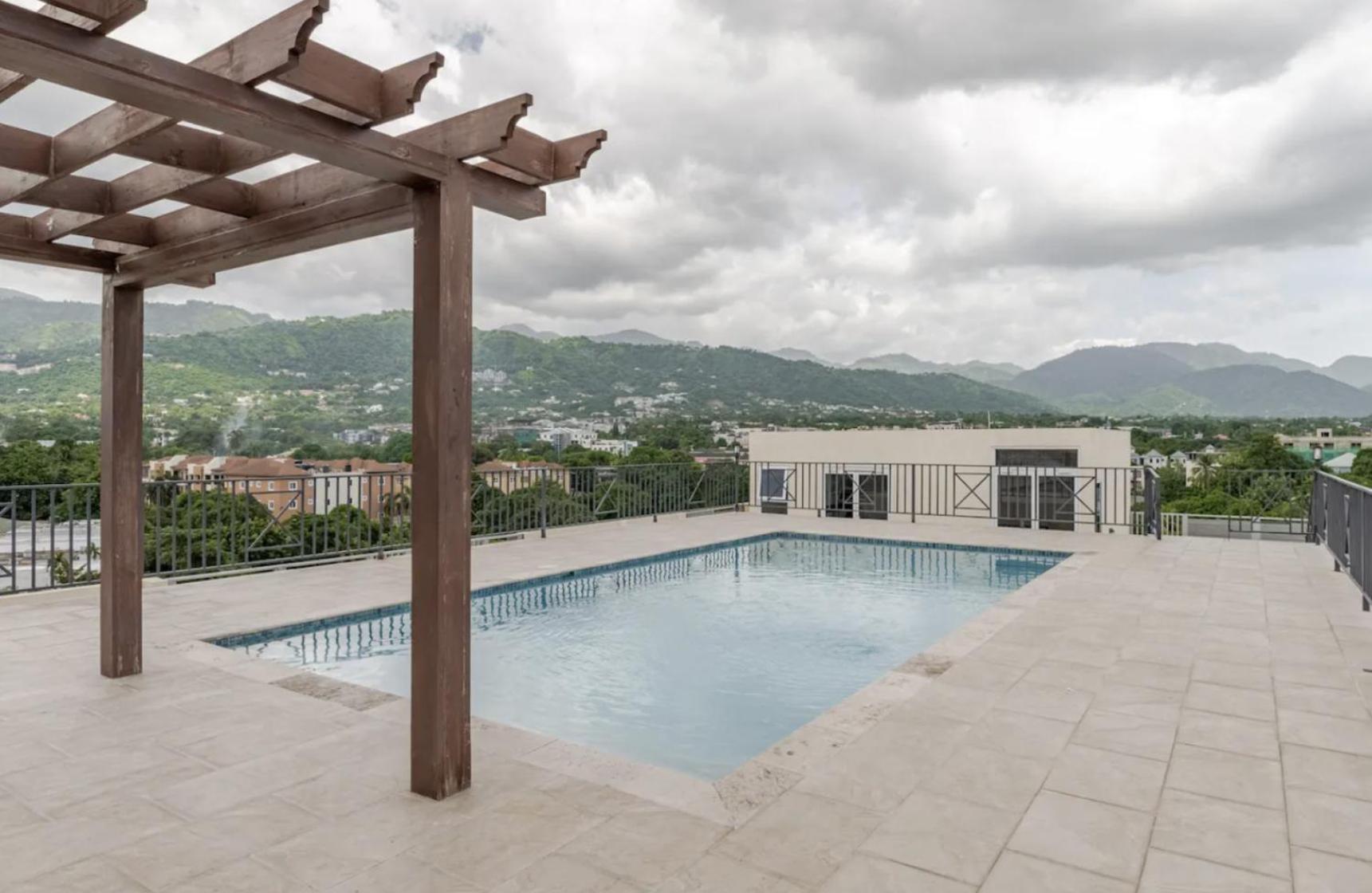 Luxe City Oasis 2Br With Rooftop Pool And Gym Kingston Bagian luar foto