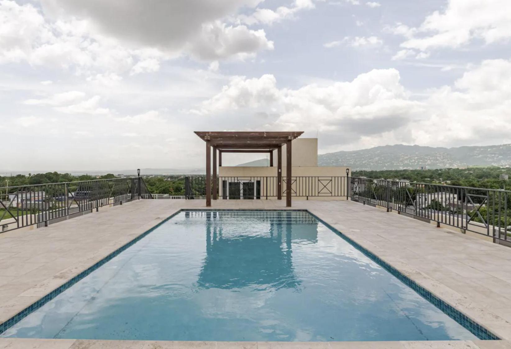 Luxe City Oasis 2Br With Rooftop Pool And Gym Kingston Bagian luar foto
